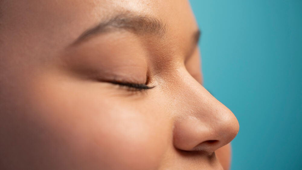 Mujer con dorso nasal ancho