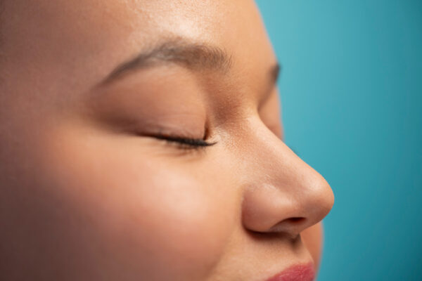 Mujer con dorso nasal ancho